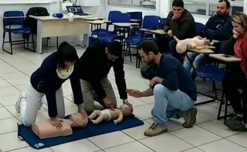 ACADÊMICOS DE ENFERMAGEM PARTICIPAM DE OFICINA SOBRE SUPORTE DE VIDA EM PEDIATRIA