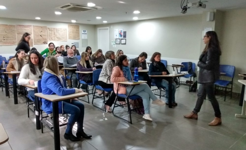 DISCIPLINA DE ESTUDOS DA FAMÍLIA REALIZA ATIVIDADE PRÁTICA NA SALA DOS ESPELHOS