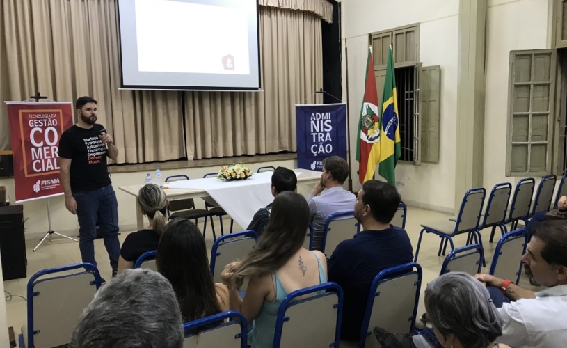 Cursos de Administração e Tecnologia em Gestão Comercial promovem aula inaugural