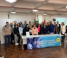 Coordenador do curso Técnico em Radiologia palestra em evento em Porto Alegre