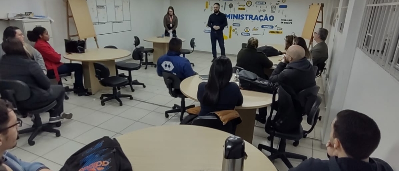 ALUNOS DO CURSO DE ADMINISTRAÇÃO RECEBEM GERENTE COMERCIAL DO GRUPO DIÁRIO