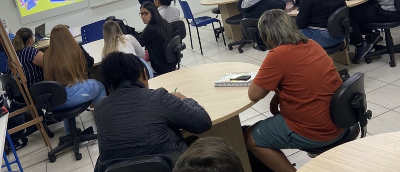 CURSO DE ADMINISTRAÇÃO RECEBE PSICÓLOGA DO SICREDI PARA AULA SOBRE GESTÃO DE PESSOAS